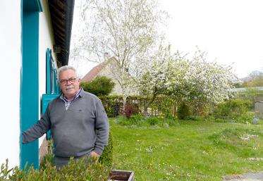 François Crépin, le maire, a relancé le fleurissement de sa commune en 2011. «Un village fleuri  est un village dans lequel on se sent bien.» 