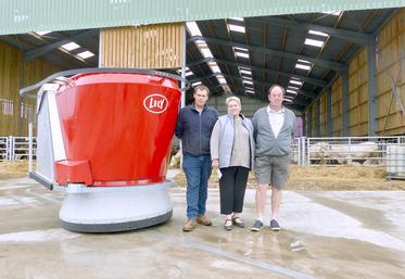 Pour Antoine, Carole et Yann Lardeur, le robot d’alimentation est une réponse au manque  de main-d’œuvre pour leur atelier d’engraissement de quatre-cents taurillons. 