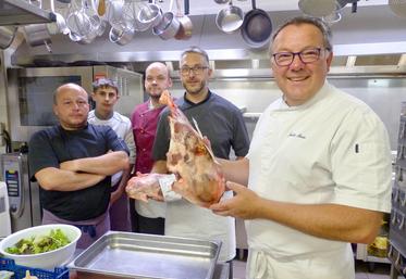 De juillet à fin décembre, l’agneau AOP est à la carte de Jackie Masse (à dr.) et de son équipe, au restaurant La Terrasse, à Fort-Mahon-Plage. 