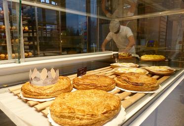 Willy et Hélène Mercier ont ouvert leur boulangerie le Fournil des écoliers en octobre. Cette année, pour l’Épiphanie, c’est galette des rois artisanale pour les rainnevillois.