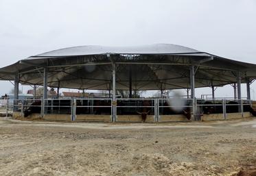 Le bâtiment rond, sans mur, s’intègre dans l’environnement. 