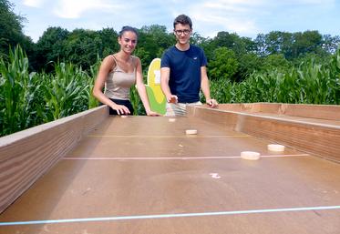 Jade Bouillard et Adrien Huchet gèrent le premier Pop corn labyrinthe  de la Somme à Saint-Fuscien. 