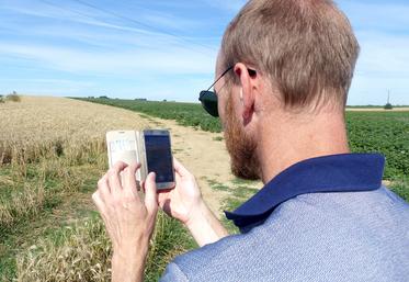 Pour les agriculteurs, le nouveau Système de suivi des surfaces en temps réel implique de s’approprier l’application mobile Telepac Géophotos. 