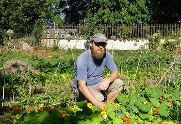 Kévin Chadelaud cultive le jardin du château en permaculture depuis février 2021. 