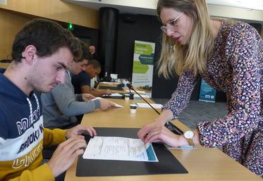 Quatre alternants ont signé un contrat chez Noriap. Tous, non issus du milieu  agricole, ont trouvé leur voie grâce à un travail saisonnier à la moisson. 