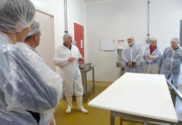 Emmanuel Frémaux faisait visiter l’élevage porcin et l’atelier de transformation aux clients de la plateforme Appro local, ce 21 mai.