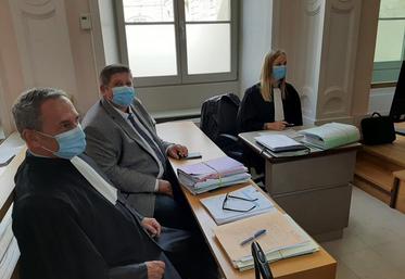 Willy Schraen et son avocat lors de l'audience du 24 septembre, devant le tribunal correctionnel de Saint-Omer. Le délibéré a été rendu aujourd'hui, jeudi 22 octobre.