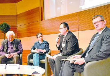 De gauche à droite, Bernard et Sabine Godard, journalistes indépendants, François Magnier, directeur de la FDSEA et animateur de la table ronde, et Claude Soudé, directeur adjoint de la Fop.