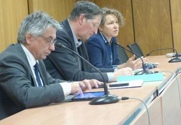 Pour Laurent Somon, président du Département, Jean-Michel Serres, président de la commission Agriculture et agroalimentaire à la Région, et Françoise Crété, présidente de la Chambre d’agriculture de la Somme, «les éleveurs doivent s’organiser et s’engager» s’ils souhaitent la construction d’un nouvel outil d’abattage.