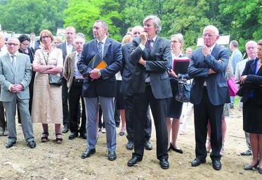 Stéphane Le Foll, en compagnie de Godfrey Browne, directeur du Paraclet, et entouré des élus, écoute les explications de Michel Bellanger, directeur de l'exploitation du lycée, sur les démarches "agro-écologiques" qui ont été engagées au Paraclet.