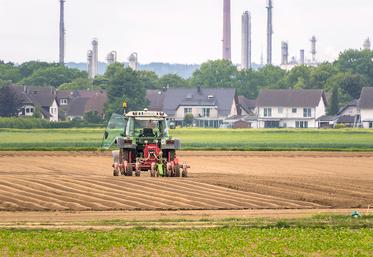 Une loi foncière destinée à mieux encadrer le changement de destination  du foncier agricole verra-t-elle enfin le jour ? C’est la promesse d’un député  des Hautes-Pyrénées qui a déposé un projet de loi dans ce sens.