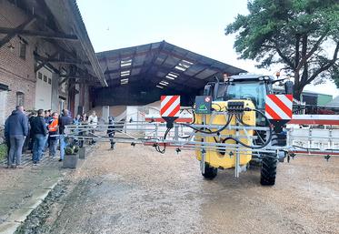 Une cuve et une rampe de pulvérisation à l’avant du tracteur permettent de couvrir les plantes à défaner d’une solution électrolytique. 