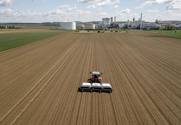 Le robot Ecorobotix en phase de test sur la ferme expérimentale de Tereos  à Chevrières, dans l’Oise.