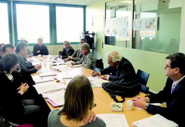 François Bonnet, directeur de la Draaf, Jacques Banderier, directeur de la Ddtm, Jean-Luc Becel, chef du service économie agricole de la Ddtm, Jérome Bignon, sénateur et Florence Rodinger, attaché parlementaire de Daniel Dubois étaient à l’écoute des responsables syndicaux.