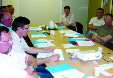 Les participants à l'écoute des explication sur les différents documents.