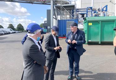 Clément Ray (au centre), co-fondateur d’InnovaFeed, faisait visiter le site à Stéphane Haussoulier (à dr.),  président du conseil départemental, à l’occasion de la remise d’une subvention de 280 000 €. 