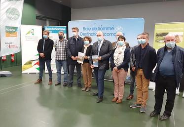 C’est à Abbeville que les représentants de la FDSEA 80, de la Chambre départementale d’agriculture, du Syndicat mixte Baie de Somme Grand Littoral Picard, du Syndicat départemental de la propriété privée rurale, des Jeunes agriculteurs, 
du Comité départemental de cyclotourisme de la Somme, de Somme Tourisme et des collectivités locales se sont retrouvés le 19 octobre pour marquer une nouvelle étape dans la réalisation de la Véloroute en Baie de Somme.