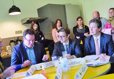 Au premier plan, de g. à dr. : Patrick Moizard, président de la Frédon de Picardie, Anthony Juvenel, élu régional, Olivier Thibault, directeur de l’Agence de l’eau Artois-Picardie, Philippe Papay, directeur territorial des vallées d’Oise pour l’Agence de l’eau Seine-Normandie, et Colette Finet, vice-présidente en charge de l’eau et de l’assainissement à Amiens métropole.