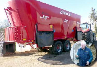 Pour réaliser la ration en grande quantité, une grosse mélangeuse se rend à l’exploitation. Francis Coulon a utilisé 303 t en quatre mois pour sa petite centaine de vaches laitières.