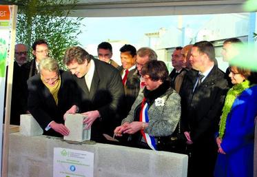 Arnaud Montebourg, ministre du Redressement productif, pose symboliquement la première pierre du Biogis Center à Venette. Il est accompagné notamment par Louis Gallois, commissaire général à l’investissement, Philippe Marini, sénateur maire de Compiègne et président de l’Arc, Claude Gewerc, président du Conseil régional, et Xavier Beulin, président de Sofiprotéol.