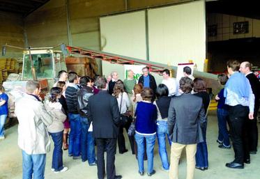 Laurent Degenne (en arrière plant, à côté du tableau) entourés des acteurs locaux de la filière explique aux conseillers ministériels les atouts 
et les freins de la filière pomme de terre. Pour l’anecdote, à l’avant du tracteur, on reconnait une photo aérienne de l’usine Flodor.
