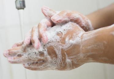 Pour se protéger et protéger les autres, se laver les mains à l’eau et au savon et bien les essuyer avec un papier jetable ou utiliser la solution hydroalcoolique.