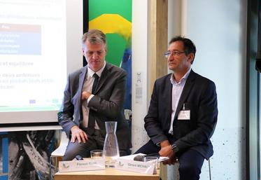 Florent Guhl (directeur de l’Agence Bio) et Gérard Michaut (président de l’Agence Bio) à Paris, le 15 septembre, 
à l’occasion de la présentation des chiffres de la filière bio pour le 1er semestre 2017.