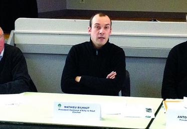 Mathieu Bilhaut a tenu l’assemblée générale du canton. Il est entouré ici par Vicent Duchemin,  vice-président de la Fdsea, et Antoine Berthe, président de la Calira.