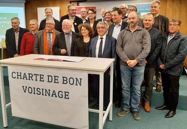 Une dizaine d'organisations professionnelles agricoles, de collectivités et d'autres associations partageant un lien fort à la ruralité se sont engagées à mettre en place des actions pour « mieux vivre ensemble » à la campagne.