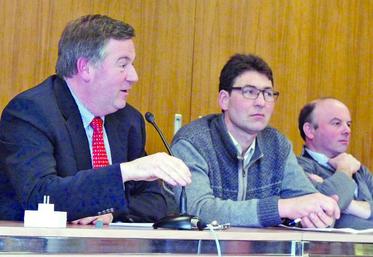 Thierry Routier, expert foncier et agricole entouré du vice-président de la section, Francis Herbet, et le président, Olivier Faict.