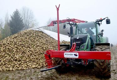 En moins d’une minute, le silo de betteraves est bâché mécaniquement.
