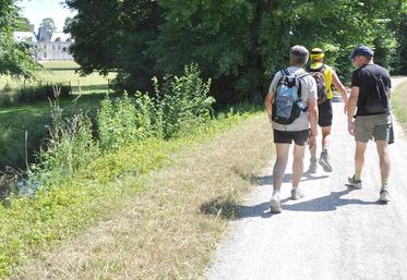 La randonnée est balisée sur 15 km au cœur des villages et des paysages typiques du Val de Nièvre. 