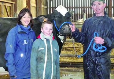 Bertrand et Nathalie Derly, accompagné de leur fils Rémy, représenteront le département avec Hidda au concours Prim’Holstein de Paris