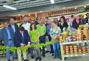 Le président de Sicap, Jacques de Villeneuve coupe le ruban pour l’inauguration du rayon terroir frais du magasin.