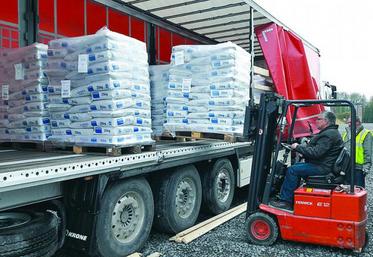 Déchargement de 7,2 tonnes de sucre pour les apiculteurs.