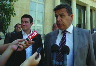 Xavier Beulin, à sa sortie de l'Elysée : "j'ai demandé à nouveau au président de la République qu'il intervienne auprès du président de la Commission européenne sur cette question de restitution à l'exportation pour le poulet".