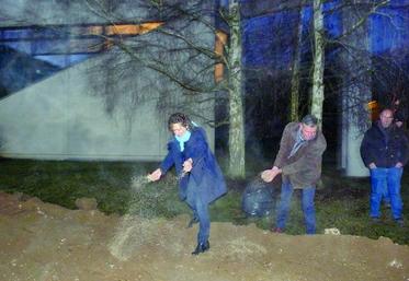 Les agriculteurs, ici Françoise Crété et Luc Vermersch sèment du ray-grass devant la Draaf.