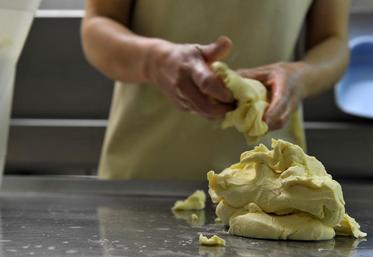 Le manque pourrait s’expliquer par le report des petits faiseurs vers les rayons des grandes surfaces pour faire leurs achats de beurre, à meilleur prix qu’auprès des grossistes.