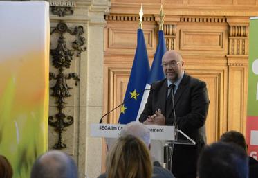 Le ministre de l’Agriculture, Stéphane Travert, le 14 novembre, lors de la signature de la charte d’engagement pour une relance de la création de valeur.