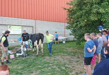 Les Vermersch ont organisé une démonstration de traite pour expliquer le métier aux voisins venus à la rencontre 
du monde agricole. 