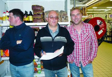 Un groupe d’agriculteurs a été reçu par les responsables chez E. Leclerc (Montdidier). Ces derniers ont fait preuve de coopération et ont accepté de faire visiter leurs rayons ainsi que l’une de leur chambre froide.