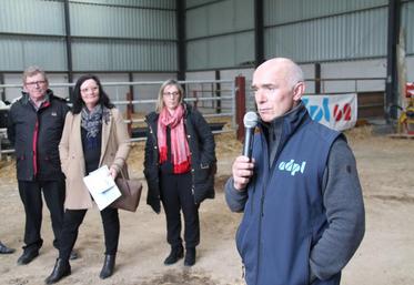 L’ADPL 62 et Serge Capron son président, ont accueilli la délégation nationale de la FNPL mardi 19 mars chez Hervé Bertrand, éleveur laitier à Pelves (62).