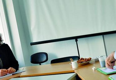 Françoise Crété, présidente de la FDSEA 80, fait état de la situation difficile des agriculteurs dans la Somme et pointe les difficultés administratives multiples auxquelles ils sont confrontés.