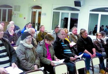 Comme à Amiens le 23 avril, les agriculteurs sont venus nombreux
à Villers-Carbonnel le 18 avril à la réunion d'information sur le dossier Pac organisée par la Fdsea.