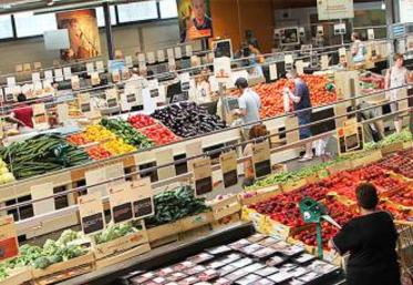 Dans les étals, chaque produit est agrémenté de la photo et de l’adresse du partenaire, et du prix auquel a été acheté le produit.