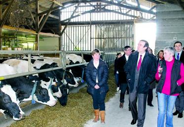 Laure et Marie-Christine Bonneval présentent leur exploitation au préfet Jean-François Cordet.