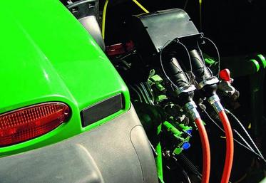 Le tracteur John Deere 6210 RE reçoit deux prises électriques qui peuvent délivrer une puissance de 20 kW.