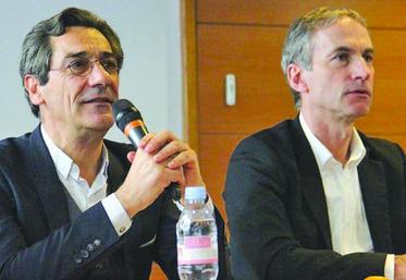 De g. à dr. : Serge Papin, président du Système U, et Thierry Roquefeuil, président du FNPL.