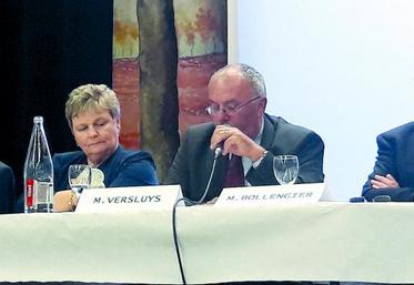De gauche à droite à la tribune : Xavier Flinois, Marie-Andrée Dégardin, Sylvain Versluys, Denis Bollengier.