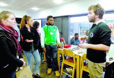 L’Esitpa organisait des portes ouvertes en décembre. Des élèves accueillent de futurs étudiants.